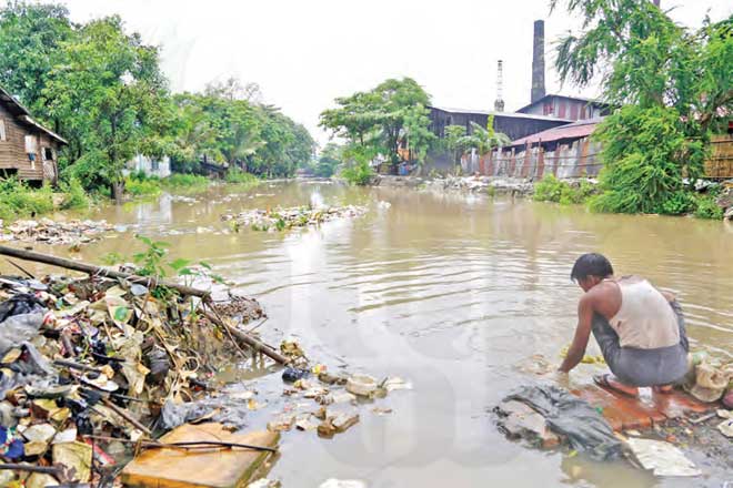 ရန်ကုန်မြို့၊ မြောက်ဥက္ကလာ အဝိုင်းအနီးရှိ စက်မှုလုပ်ငန်း အနီးဝန်းကျင်ကို တွေ့မြင်ရစဉ်။ စက်ရုံများ၏ ရေဆိုးစွန့်ပစ်မှု စနစ်မကျခြင်းကြောင့် သေစေနိုင်လောက်သည့် ရောဂါများဖြစ်ပွားနိုင်သည်ဟု WHO က ပြောသည်။( ဓာတ်ပုံ - ဘိုဘို၊ မဇ္ဈိမ)