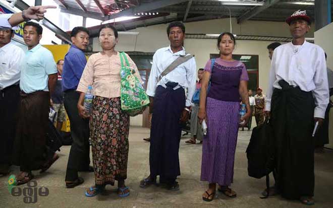 ထိုင်းနိုင်ငံတောင်ပိုင်း၊ ဆူလတ်ဌာနီခရိုင်ရှိ ကော့တောင် (ခိုတောင်) ကျွန်းပေါ်တွင် ဗြိတိန်စုံတွဲ အသတ်ခံရမှုအ တွက် လူသတ်မှုကျူးလွန်သည်ဟုဆိုကာ ဖမ်းဆီးခံထားရသော မြန်မာလုပ်သားနှစ်ဦး၏ မိဘများ ကျောက်ဖြူမှ ရန်ကုန်လေဆိပ်သို့ ရောက်ရှိလာသည်ကို တွေ့ရစဉ်။ 