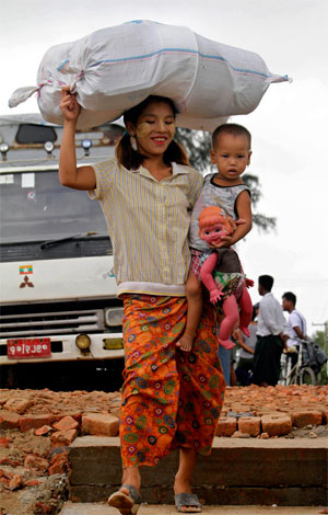 စစ်တွေမြို့၊ စက်ရုံရပ်ကွက်အတွင်း ရခိုင်အမျိုးသမီးတစ်ဦးကို တွေ့ရစဉ်။ ပြည်နယ်မြောက်ပိုင်းရှိ ရခိုင်ကျေးရွာအချို့ လုံခြံုရေးကြောင့် ရွှေ့ပြောင်းမှုများ ရှိနေသည်။ (ဓာတ်ပုံ - အီးပီအေ)