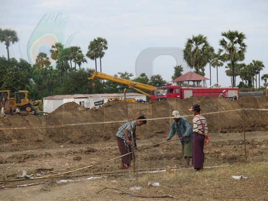 လက်ပံတောင်း ကြေးနီစီမံကိန်းတွင် ဒေသခံတောင်သူများက ၎င်းတို့၏ ယာမြေများကို ခြံစည်းရိုးကာနေသည်ကို ဒီဇင်ဘာလအတွင်း တွေ့ရစဉ်။ (ဓာတ်ပုံ - အောင်ကိုဦး၊ မဇ္ဈိမ)