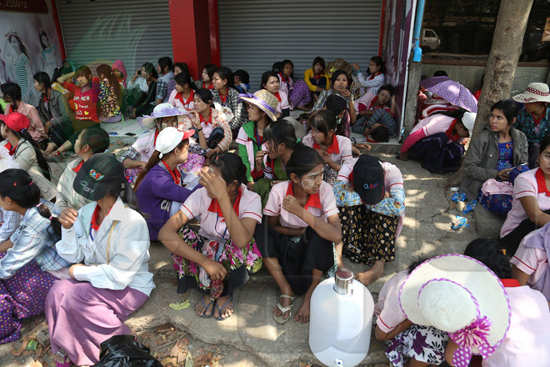 Shwe-Pyi-Thar-Worker-Demonstration-02