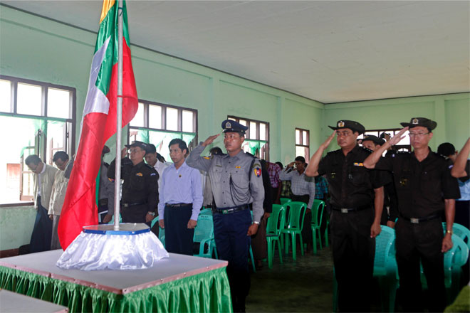 ၂၀၁၄ ခုနှစ် စက်တင်ဘာလ ၂၂ ရက်က ရခိုင်ပြည်နယ် မြေပုံမြို့နယ်တွင် နိုင်ငံသား ခံယူပွဲနှင့် နိုင်ငံသားစိစစ်ရေးကဒ်ပြား ပေးအပ်ပွဲအခမ်းအနားသို့ တက်ရောက်လာသူများကို တွေ့ရစဉ်။ (ဓာတ်ပုံ - အီးပီအေ)