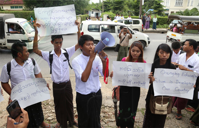 ၂၀၁၄ ခုနှစ် စက်တင်ဘာ ၁၀ ရက်က ရန်ကုန်မြို့ ဗဟန်းမြို့နယ်ရှိ ရန်ကုန်ကွန်ပျူတာ တက္ကသိုလ်ရှေ့တွင် အမျိုးသား ပညာရေး ဥပဒေကို သိရှိနားလည်ရန် တက္ကသိုလ်ကျောင်းသားများ သမဂ္ဂမှ ပိုစတာများကိုင်ဆောင်ပြီး ဆန့်ကျင်ကန့်ကွက်ကြောင်း ဟောပြောပွဲ ပြုလုပ်နေသည်ကို တွေ့ရစဉ်။ (ဓာတ်ပုံ - ငြိမ်သစ်ညီ၊ မဇ္ဈိမ)