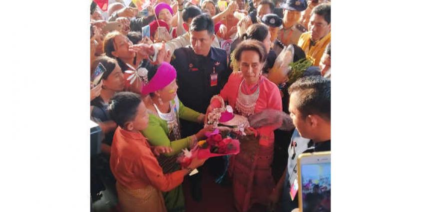 Daw Aung San Su Kyi Meetin Public in Pinlaebue Township