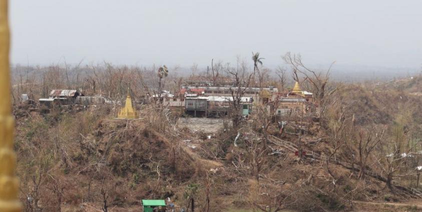 မိုခါမုန်တိုင်းကြောင့် ရသေ့တောင်မြို့နယ်က သစ်ပင်များပျက်စီးသွားမှု မြင်ကွင်းတစ်ခု။