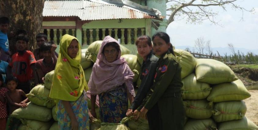 ULA/AA က ဆန်အပါအဝင် စားနပ်ရိက္ခာများ ထောက်ပံ့လှူဒါန်းနေသည့်ကို တွေ့ရစဉ်။ ဓာတ်ပုံ - Cyclone Mocha ERRCA