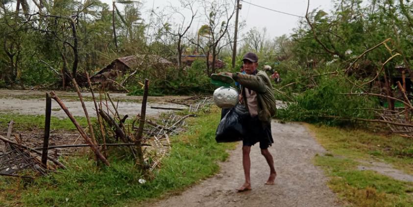 မုန်တိုင်းတိုက်ခတ်စဉ် လုံခြုံရာသို့ထွက်ပြေးနေကြသည့် ရသေ့တောင်မြို့နယ် စပါးထားကျေးရွာသားများ အား ဇွန်လ ၁၄ ရက်နေ့က တွေ့ရစဉ်။