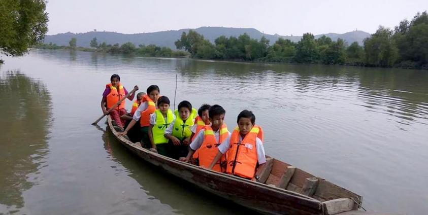 ရခိုင်ပြည်နယ်ပညာရေးမှူးရုံးမှ ဖြန့်ဝေသော အသက်ကယ်အင်္ကျီများဝတ်ဆင်ပြီး ကျောင်းတက်လာကြ သည့် ကျောင်းသားအချို့ကို ၂၀၁၇ ခုနှစ်အတွင်းက မြင်တွေ့ရစဉ်။ ဓာတ်ပုံ - Sam Wong