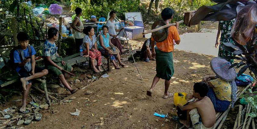 ၂၀၂၂ ခုနှစ်၊ ဒီဇင်ဘာလအတွင်း နေအိမ်ဖြိုဖျက်ခံရချိန်တွေ့ရသော ဂျိုင်သာရွာသားများ။