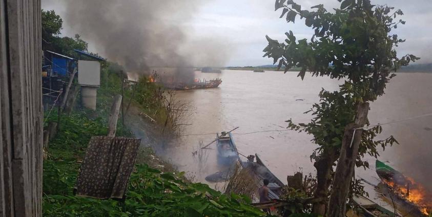 စက်တင်ဘာလ ၁၈ ရက်နေ့ ရွှေကူမြစ်ကမ်းနံဘေး စစ်တပ်က မီးရှို့သွားတဲ့ စက်လှေတွေကို မြင်တွေ့ရစဉ်