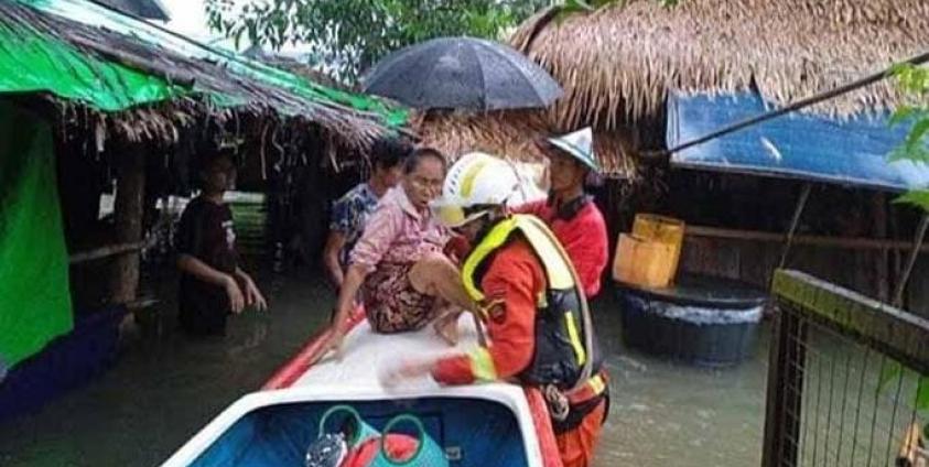 ရေဘေးသင့်ပြည်သူများအား ကယ်ထုတ်နေစဉ် (ဓါတ်ပုံ- လူမှုကွန်ရက်၊ ပိုသူကူ လိုသူယူ ကျိုက်ထို)