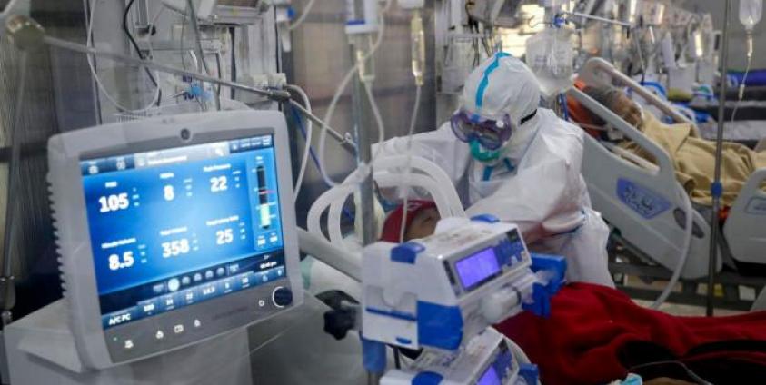 Photo: (File) A medical worker wearing PPE (Personal protective equipment) attends to a patient at COVID-19 ICU (Intensive care unit) of Yangon General Hospital, in Yangon, Myanmar, 16 January 2021. - EPA