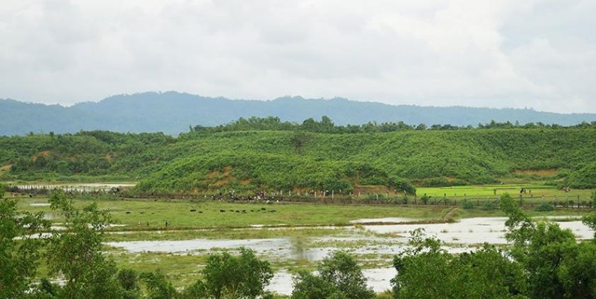 Civilians cross the Bangladesh-Myanmar frontier near Rakhine to the sound of gunfire on August 26, 2017. Photo: Sam Jahan/AFP