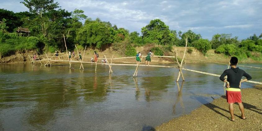 ဝင်းရော်မြစ်ကူးဝါးတံတားတစ်နေရာ (photo/Facebook)