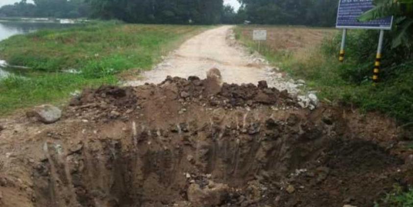  Road Cut Off by Chinese Authorities (photo/Man Heo youth)