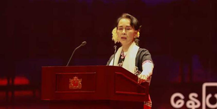 နိုင်ငံတော်၏အတိုင်ပင်ခံပုဂ္ဂိုလ်ဒေါ်အောင်ဆန်းစုကြည် ကရင်အမျိုးသားနှစ်သစ်ကူးနေ့အထိမ်းအမှတ်အခမ်းအနားတွင် မိန့်ခွန်းပြောကြားနေစဉ် (ဓါတ်ပုံ - Myanmar State Counsellor Office )