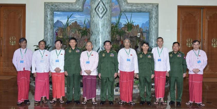 တပ်မတော်ကာကွယ်ရေးဦးစီးချုပ်နှင့် NMSP ခေါင်းဆောင်များအမှတ်တရဓါတ်ပုံ(Photo/Facebook)