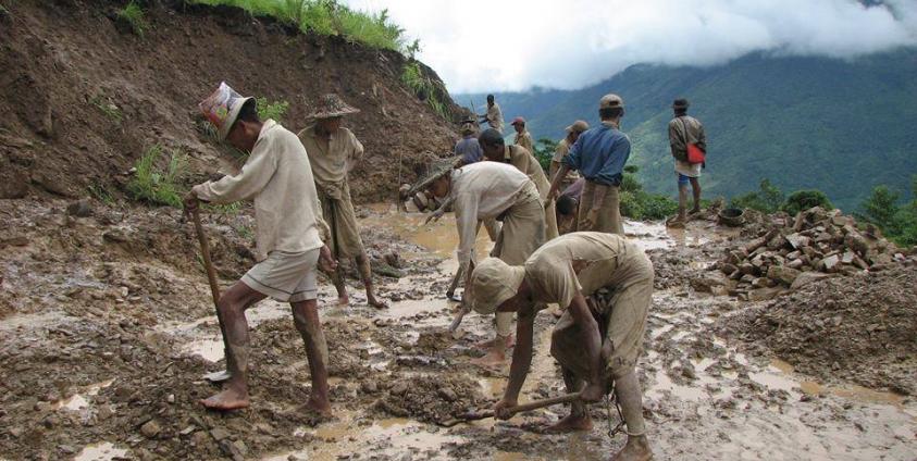 ရဲဘက် အကျဉ်းသားများ ပင်ပန်းဆင်းရဲစွာ အလုပ်လုပ်နေကြသည့်ပုံ (ဓါတ်ပုံ- Htay Win) 