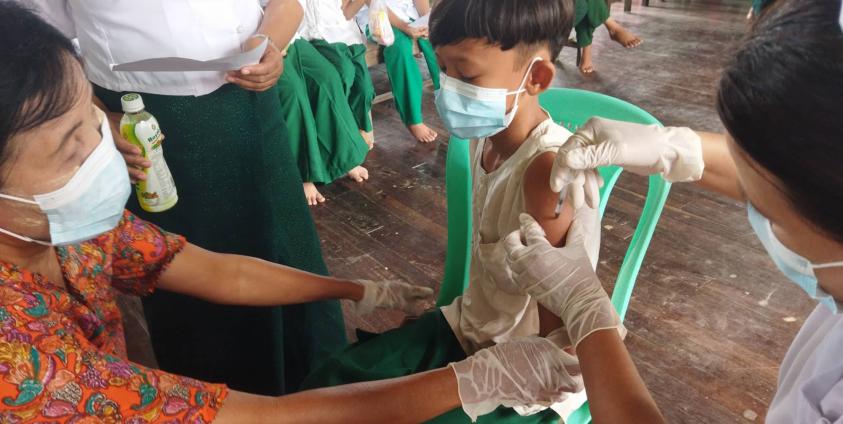 Students receive the Covid-19 vaccine in Arakan State. (Photo: DMG)