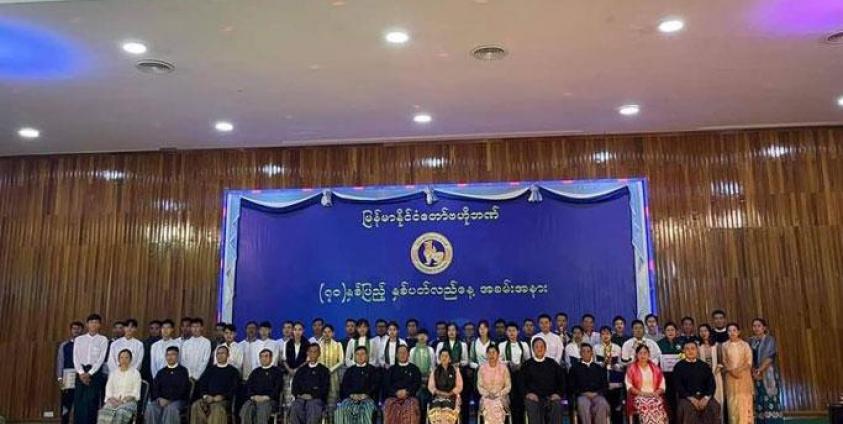 ဓာတ်ပုံ- ဗဟိုဘဏ်နှစ် (၇၀) ပြည့်အခမ်းအနားကို ဇူလိုင်လ ၁ ရက်နေ့ကကျင်းပရာ ရှေ့တန်းအလယ်နားတွင်ထိုင်နေသော ဒေါ်သန်းသန်းဆွေ (ဘယ်ဘက်မှရေတွက်လျှင် ရှစ်ယောက်မြောက်)