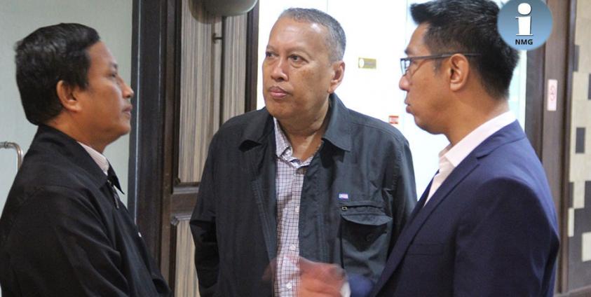 Caption: Nai Aung Ma Nge, U Hla Maung Shwe, and U Min Zaw Oo meet for informal talks in Chiang Mai, Thailand. (Photo - NMG)