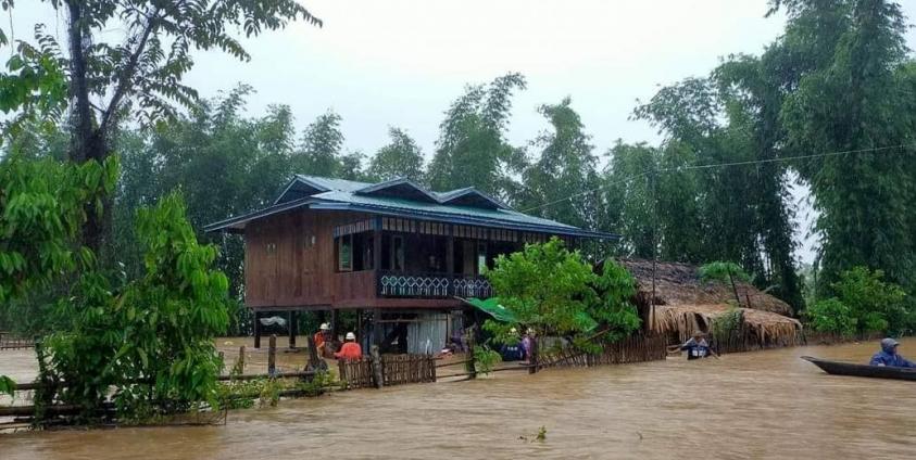 ပူတာအိုခရိုင် နောင်မွန်မြို့တွင် ရေကြီးရေလျှံဖြစ်သောကြောင့် ဒေသခံပြည်သူများ လယ်စပါးများ ပျက်စီးသွးသည့်မြင်ကွင်း