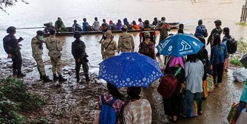 Thai authorities deport Kayin refugees to Myanmar on September 30. (Photo: CJ)