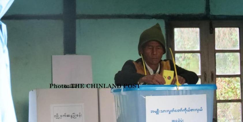 A local voter is casting his vote (Photo: the Chinland Post)