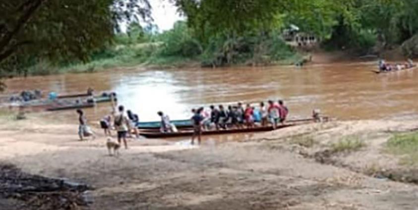 Myawaddy Township residents flee to the Thai border due to fighting near the DKBA headquarters.