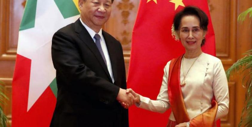 Myanmar State Counselor Aung San Suu Kyi (R) and Chinese President Xi Jinping (L) pose for photos while shaking hands during a meeting at the Presidential Palace in Naypyitaw Myanmar, 18 January 2020. Photo: Nyein Chan Naing/EPA