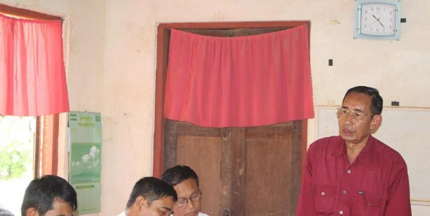 KNU Padoh Man Nyein Maung, standing next to NMSP Nai Aung Magay, speaking at the meeting (Photo: NMSP)