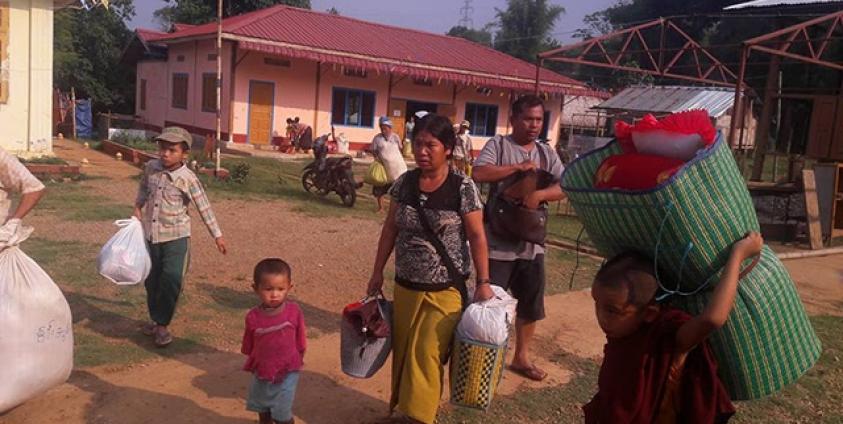 Photo by Tai Tiger- Villagers were fleeing their homes to Namtu town on May 11.