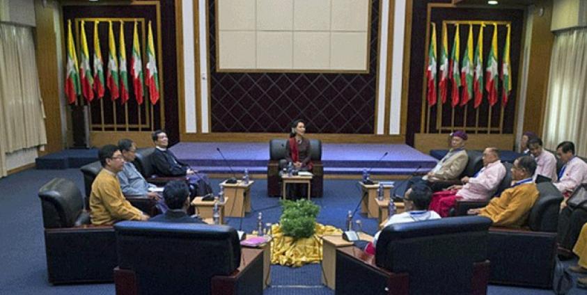 Myanmar’s State Counselor Aung San Suu Kyi (C) holds talks with leaders from the United Nationalities Federal Council at the National Reconciliation and Peace Center in Yangon, July 17, 2016. (Photo: RFA)