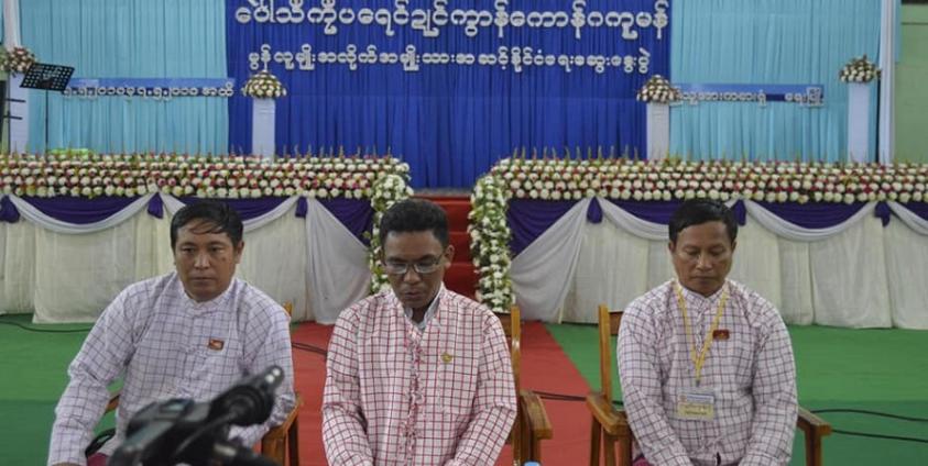 မွန်အမျိုးသားအဆင့်နိုင်ငံရေးဆွေးနွေးပွဲ ကျင်းပရေးကော်မတီ အတွင်းရေးမှူး မင်းအောင်ထူး(အလယ်လူ)-(မှတ်တမ်းပုံ)