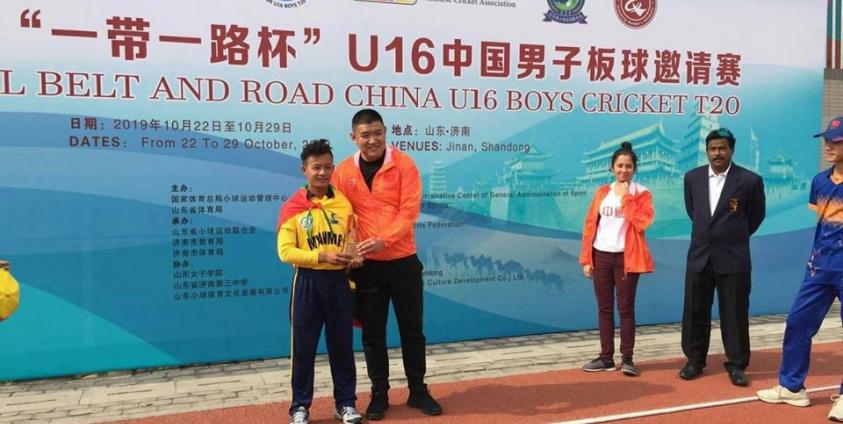 Inaugural Belt and Road China U16 Boy’s Cricket T20 2019, Shandong, China. ပြိုင်ပွဲမှာ အကောင်းဆုံးကစားသမားဆု(၂) ဆုရရှိခဲ့တဲ့ ကယားပြည်နယ်၊ ဖရူဆိုမြို့နယ်မှ မောင်ခရစ်တိုဖာ တွေ့ရစဉ်။ (ဓါတ်ပုံ – San Nyo Nyo facebook)