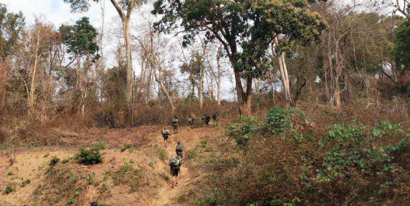 ရှေ့တန်းတစ်နေရာမှာ တွေ့ရတဲ့ ဗန်းမောက်ကာကွယ်ရေးတပ်ဖွဲ့ (ပုံဟောင်း)