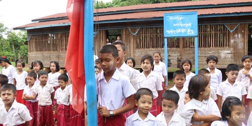 Students are paying respect to national flag at a Mon National School (photo: MNA)