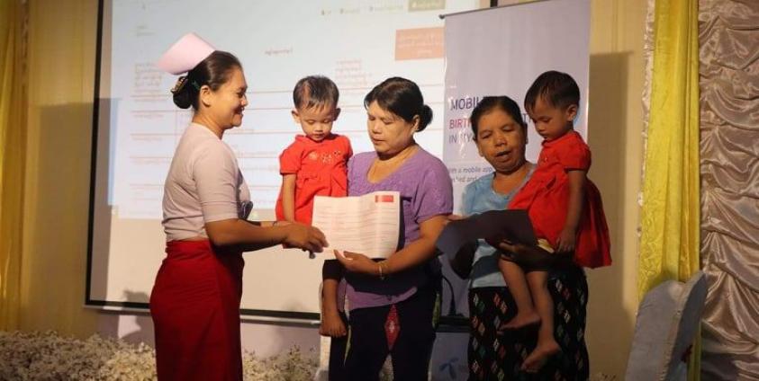 Issuing an immediate birth certificate at the ceremony (photo:MNA)