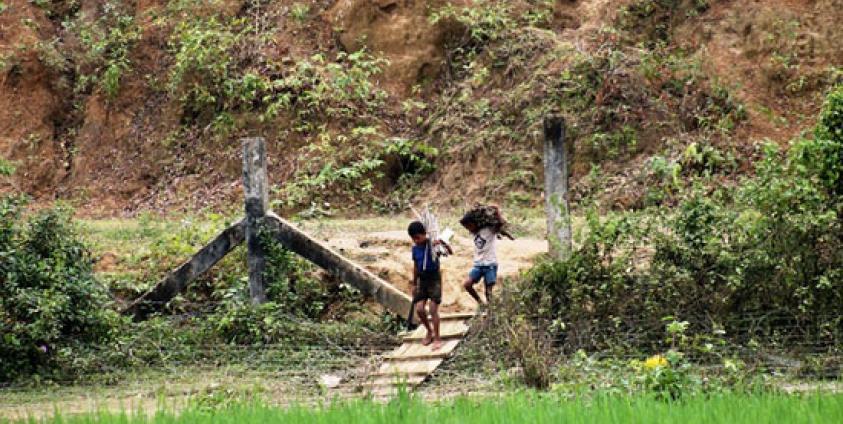 Rohingya refugee cross Burma-Bangladesh border fence for their firewoods