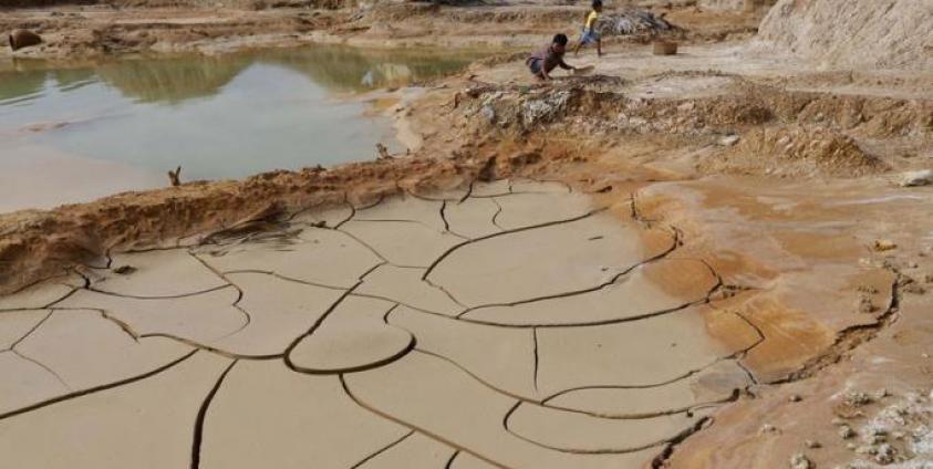 Children collecting sulphur sand to make copper at the copper mine waste dump in Sarlingyi township in Monywa, Sagaing Division, Myanmar. Photo: Nyein Chan Naing/EPA