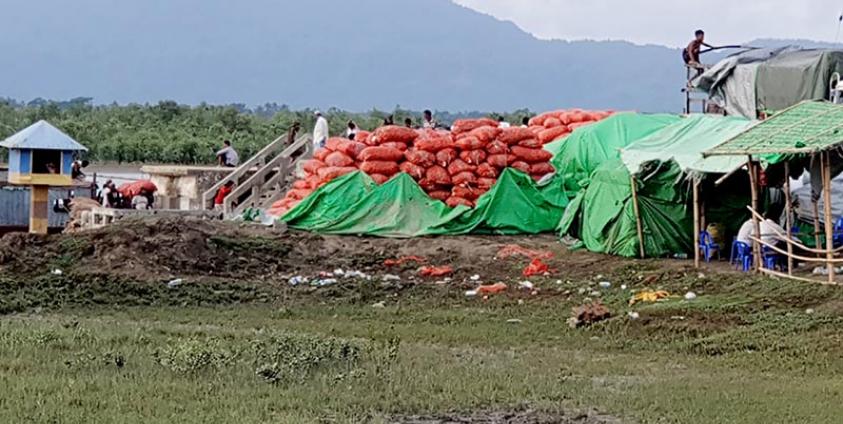 Exporting onions from Kanyin Chaung economic zone in Maungdaw Township, Arakan State, to Bangladesh.