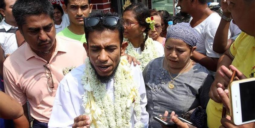 Activists Zaw Zaw Latt and Pwint Phyu Latt (back) released from Oe Boe prison in Mandalay on 24 May 2017. Photo: Bo Bo/Mizzima 