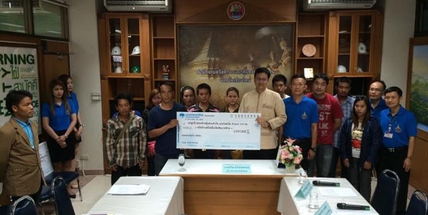 Photo by SHAN: Migrant representatives receive cheque from the Chiang Mai province governor Pawin Chamniprasart at Chiang Mai provincial hall.