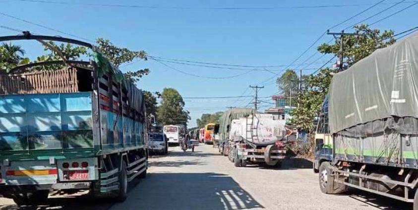 Vehicles trapped on the Sittwe-Ponnagyun road on November 11.