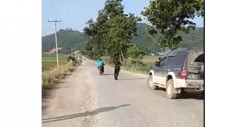 Local travellers halted their vehicles after an unknown armed group shot fire at the Tatmadaw and Hseng Keow People’s Militia on a bridge between Hseng Hkawng and Sal Lant villages in Muse Township were disarming two bombs