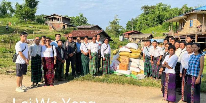 JHG - ကြွက်ဘေးကြောင့် ဒုက္ခရောက်နေသူများအား သွားရောက်ကူညီစဉ်။