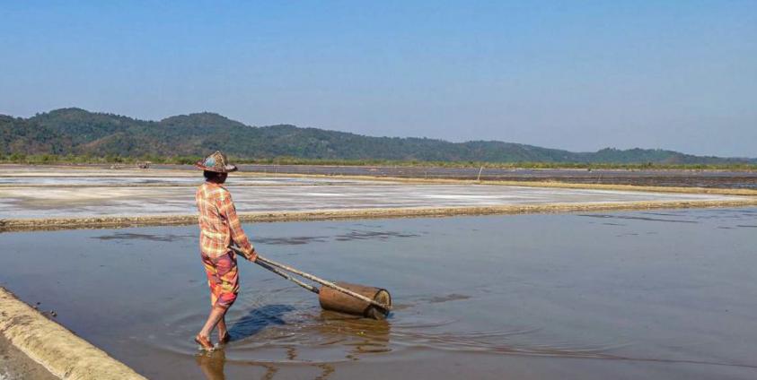 ကျောက်ဖြူမြို့နယ်မှ ဆားလုပ်ငန်းခွင် တစ်နေရာ။