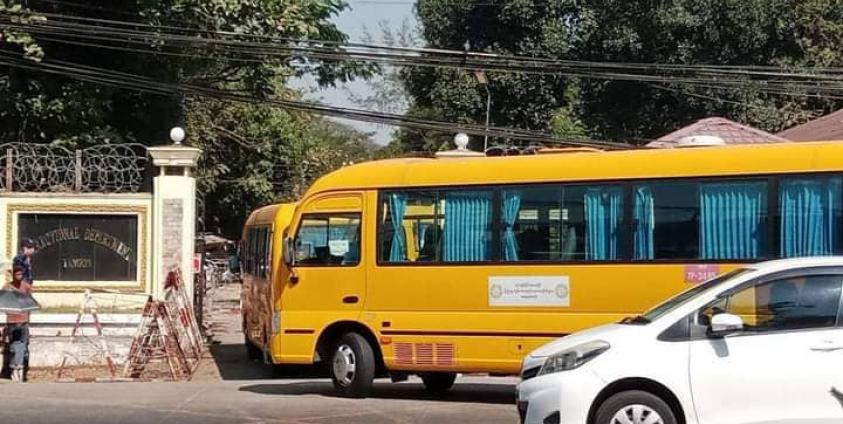 အင်းစိန်ဗဟိုအကျဉ်းထောင် အဝင်ဝကို တွေ့ရစဉ်။ Photo - CJ