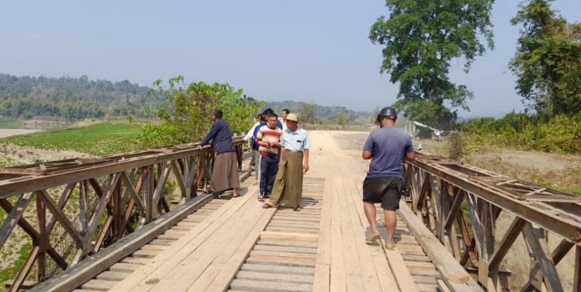 ဓါတ်ပုံ (ပုံဟောင်း) - ခန္တီး - ဟုမ္မလင်း လမ်းပေါ်ရှိ  မိုင်းနောင်တံတားပေါ်တွင် တွေ့ရသည့် မြို့နယ် စီမံအုပ်ချုပ်ရေးအဖွဲ့ဝင်များ