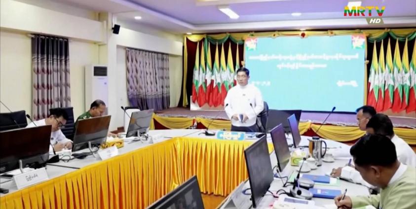 ဧပြီလ ၂၄ ရက်နေ့ လွိုင်ကော်မြို့ ပြည်အစိုးရအဖွဲ့ရုံး အစည်းအဝေးခန်းမမှာ စစ်ကောင်စီဌာနဆိုင်ရာဝန်ထမ်းတွေ အစည်းအဝေးပြုလုပ်နေစဥ်။